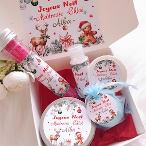 K&ouml;nnte beinhalten: Eine Geschenkbox mit weihnachtlichen Artikeln. Die Box enth&auml;lt eine Tube, eine Flasche, eine runde Dose und eine runde Seife, alle mit festlichen Designs. Die Box enth&auml;lt auch ein Etikett mit dem Text "Joyeux No&euml;l Maitresse Chlo&eacute; Alba."