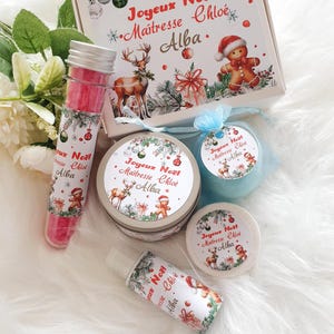 K&ouml;nnte beinhalten: Ein weihnachtliches Geschenkset mit einer Box und verschiedenen kleinen Beh&auml;ltern. Die Box und die Beh&auml;lter sind mit festlichen Illustrationen von Rentieren, Lebkuchenm&auml;nnern und Weihnachtsschmuck verziert. Der Text "Joyeux No&euml;l Maitresse Chlo&eacute; Alba" ist aufgedruckt.