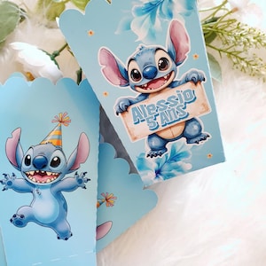 Peut inclure: Une tasse en céramique blanche avec une anse noire et le texte "But First, Coffee" en noir, dans une police manuscrite. La tasse est posée sur une surface blanche.