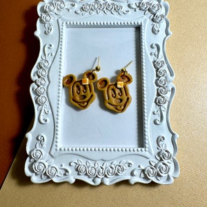 Orecchini pendenti in argilla ispirati allo sciroppo di Mickey Waffles con topo Disney