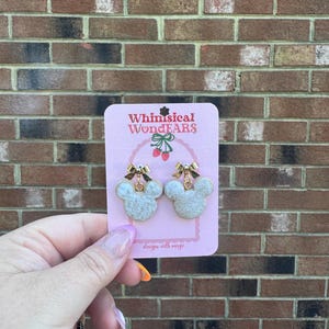 Pendientes colgantes de arcilla inspirados en donas infladas con azúcar en polvo de Mickey Beignet