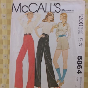 Può includere: Cartamodello McCall's con illustrazioni di tre figure in pantaloni a zampa e pantaloncini. Il numero del modello è 6864, taglie 8-10-12. Il modello include un'opzione modello a 3 taglie.