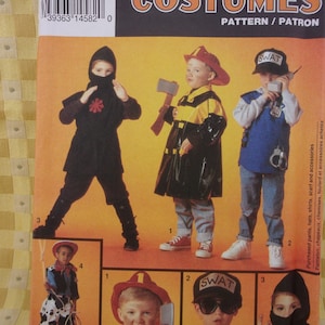 以下が含まれることがあります： Simplicity Costumesの型紙8644。黒い忍者服、赤いヘルメットを被った黄色と黒の消防士のコート、キャップを被った青いSWATベスト、牛柄のカウボーイの衣装など、様々な仮装をした子供たちのイラストが描かれています。