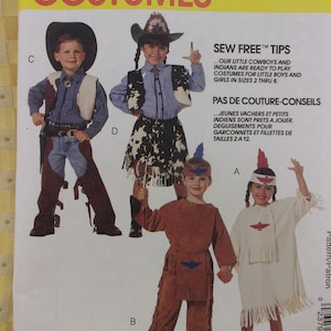 Peut inclure: Une pochette de patron de couture McCall's pour costumes d'enfants présentant quatre variantes étiquetées A, B, C et D. Les illustrations montrent des tenues inspirées des cow-boys et des Amérindiens avec gilets, jambières, chemises à franges.