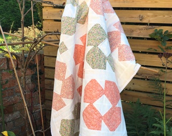 Trapunta per lettino cimelio a tema margherita Liberty of London.