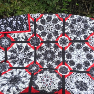 Cráneos y rosas pila y edredón estilo whack