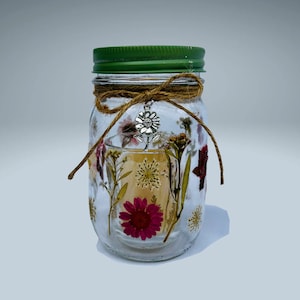 Votiefkaarshouder roze en rode gedroogde bloemen in bloei
