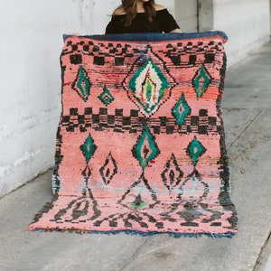 KAHINA - Seltener Vintage Boujad Marokkanischer Teppich (rosa, dunkelblau, smaragdgrün - mittelgroßer Teppich 4,5 x 8)