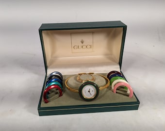 Reloj Gucci vintage con bisel múltiple y certificado de autenticidad.