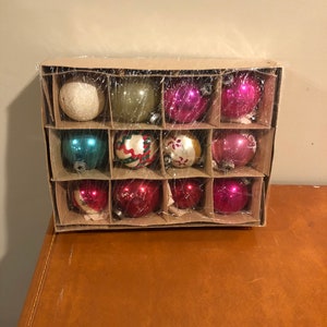 Vintage-Box von Ornamenten 12