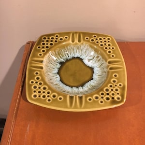 Ceramiczna popielniczka w kolorze zielonym