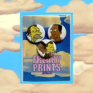 Peut inclure: Trois boutons ronds à épingle représentant des personnages de la série télévisée d'animation Les Simpson. Les boutons sont jaunes, blancs et bruns avec des images de personnages de dessins animés. Les boutons sont emballés dans un sac en plastique transparent avec une étiquette rose et blanche qui indique "FREAKY PRINTS.COM.AU".