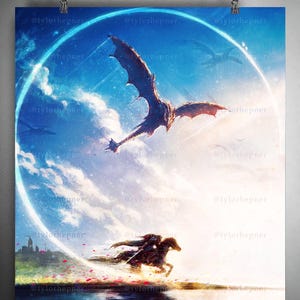 Pode incluir: Impressão de arte fantástica com um dragão voando em um céu azul brilhante com uma aura circular brilhante. Um cavaleiro a cavalo galopa sobre a água. O nome do artista, @tylorhepner, é repetido.