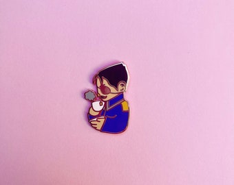 Rey Bradley con pin de té