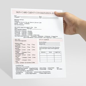 Puede incluir: Un formulario de consulta para el cuidado de la piel blanco y rosa con secciones para detalles personales, prueba de piel, alergias, tratamiento a incluir y tratamientos el&eacute;ctricos faciales. El formulario tiene casillas de verificaci&oacute;n y espacios en blanco para que el cliente los complete.
