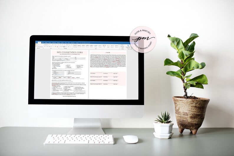 Puede incluir: Una pantalla de ordenador que muestra un formulario de consulta de la piel imprimible con el texto "SKIN CONSULTATION FORM ALL INFORMATION IS CONFIDENTIAL". El formulario incluye secciones para la informaci&oacute;n del cliente, las preocupaciones sobre la piel y el historial de tratamiento. La pantalla est&aacute; en un escritorio con un teclado blanco y un rat&oacute;n blanco.