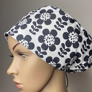 Black Daisy Scrub Cap for Women: A Floral Touch to Your Work Attire - by Willowhousehomemade