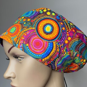 Milieuvriendelijke katoenen scrubmuts met inheemse kunstprint - levendig regenboogkleurig ontwerp voor medisch personeel - by willowhousehomemade