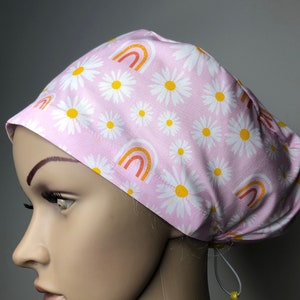 Badmutsmuts, chirurgische scrubmuts, medische scrub, roze madeliefje met regenbogen