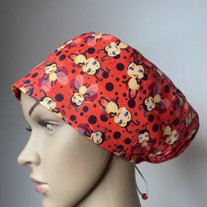 Röd nyckelpiga scrub cap hatt