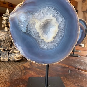 Premium Agate Geode on Stand 25 – 2560g - H23xW16xD7cm