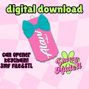 Può includere: Un portachiavi apribottiglie rosa con un fiocco verde acqua e il nome "Alari" in corsivo bianco. È presente anche il testo "download digitale" e "portachiavi apribottiglie!". Una grafica floreale verde e rosa dice "Snowy Made it".