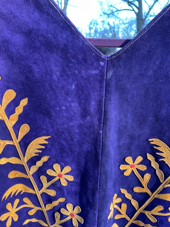 A Vintage Suede 1960’s Purple Cape With Flowers a… - image 3