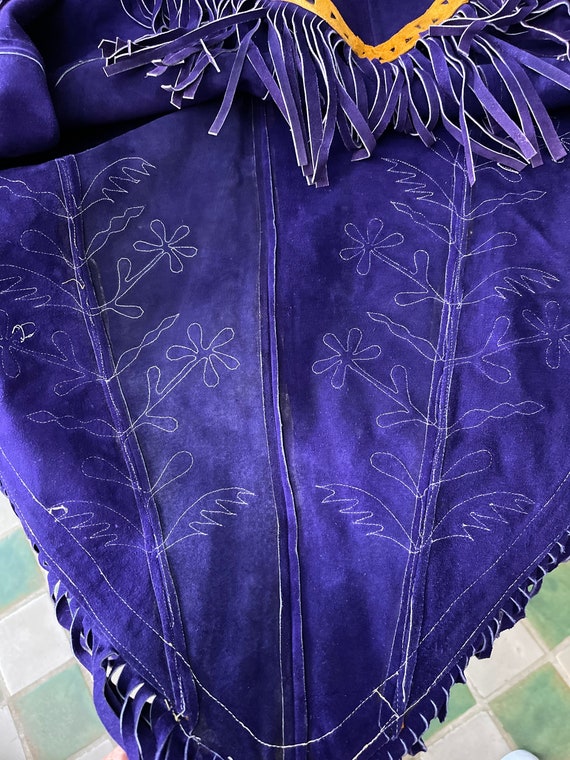 A Vintage Suede 1960’s Purple Cape With Flowers a… - image 7