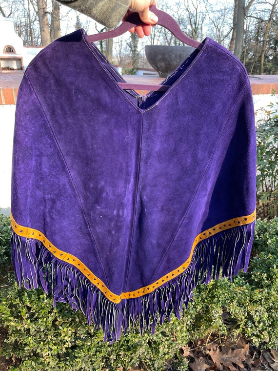 A Vintage Suede 1960’s Purple Cape With Flowers a… - image 4