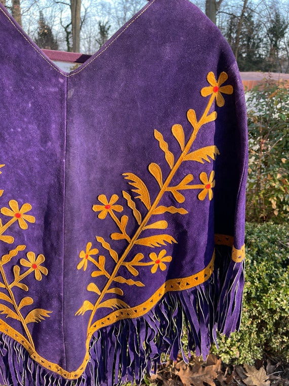 A Vintage Suede 1960’s Purple Cape With Flowers a… - image 2