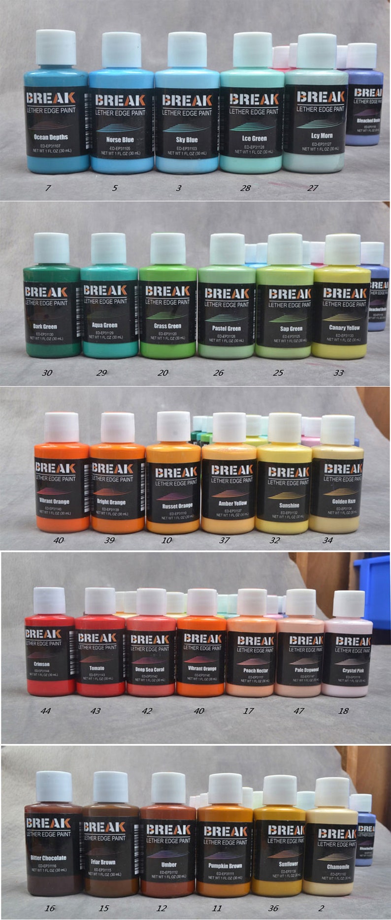 Op de afbeelding: Een set van 48 kleine flesjes lederrandverf in verschillende kleuren, waaronder blauw, groen, oranje, rood, bruin en geel. Elk flesje is gelabeld met de merknaam "Break" en de kleurnaam. De flesjes zijn gerangschikt in rijen van zes, met de nummers 1 tot en met 48 onder elke rij gedrukt.