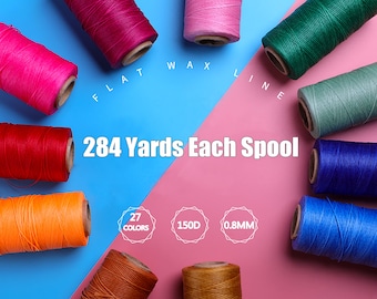 以下が含まれることがあります： 平らなワックス加工された革ひものスプール27色セット。各スプールには、0.8mm厚の150Dコードが284ヤード巻かれています。スプールは、青とピンクの背景に円形に配置されています。