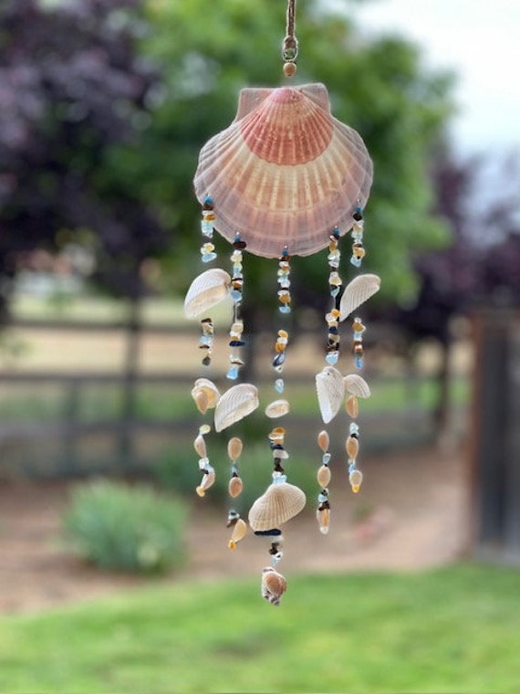 Carillon éolien en pierres précieuses et coquillages naturels, forme libre,  enfilé à la main -  France