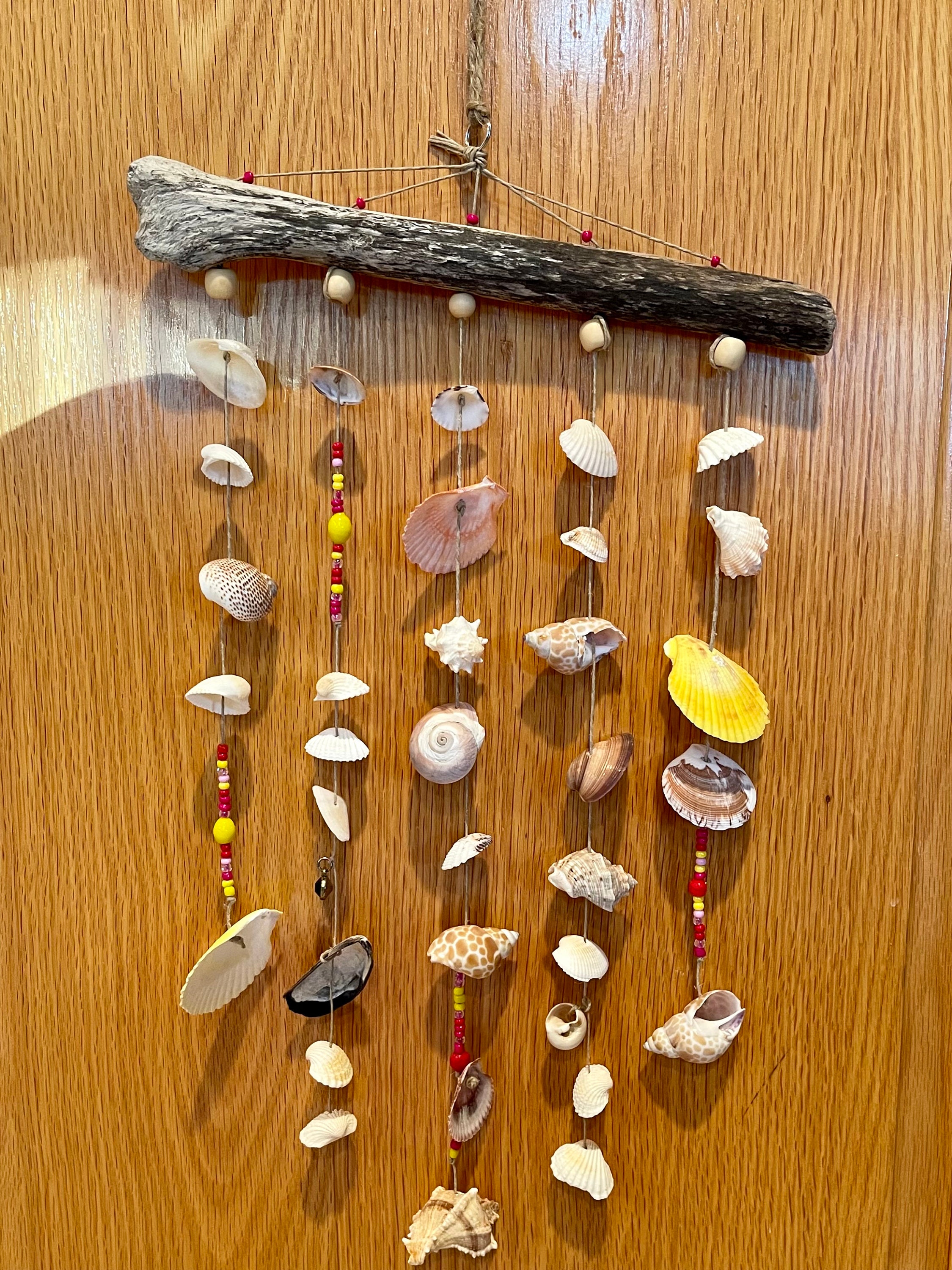 Carillon éolien en coquillage de mer, bois flotté naturel, coquillages,  éclats de pierres précieuses colorées et accent de perle -  France
