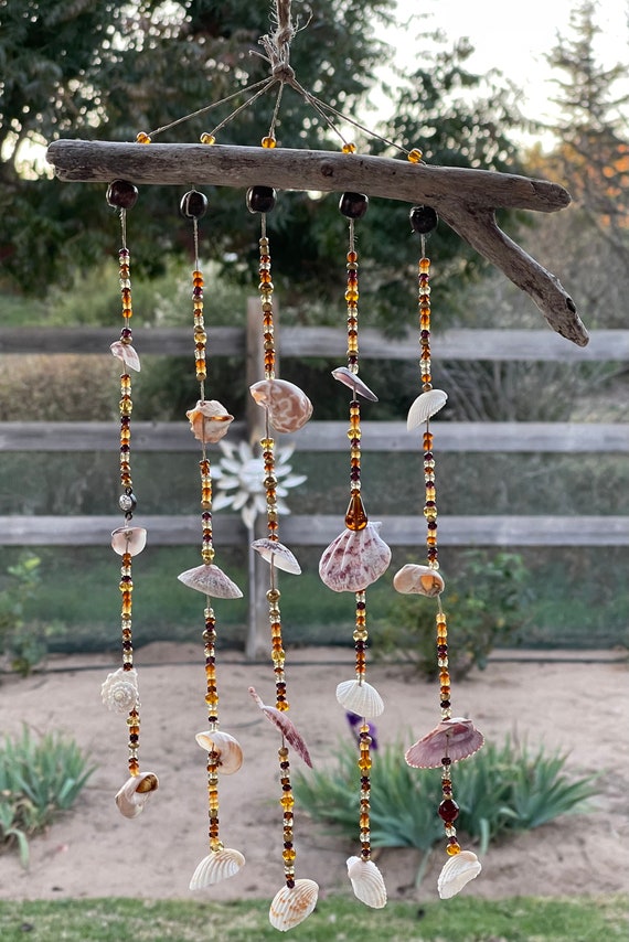 Carillon éolien en coquillage de mer, bois flotté naturel, coquillages,  éclats de pierres précieuses colorées et accent de perle -  France