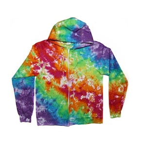 Op de afbeelding: Een tie-dye hoodie met rits en een regenboog swirl-patroon in tinten van paars, blauw, groen, geel, oranje en rood.
