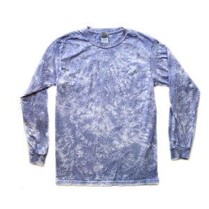 以下が含まれることがあります： 青と白のタイダイ柄のロングスリーブシャツです。