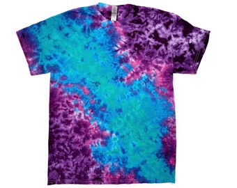 Könnte beinhalten: Ein Batik-T-Shirt mit einem blauen und violetten Wirbelmuster.