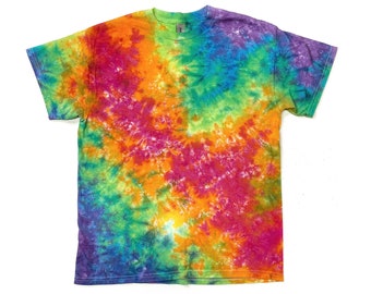 Könnte beinhalten: Ein Batik-T-Shirt mit einem wirbelnden Muster in Orange, Rosa, Grün, Blau und Lila.