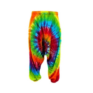 Könnte beinhalten: Batik-Hose mit einem wirbelnden Regenbogenmuster. Die Hose ist aus einem weichen, bequemen Stoff und hat eine lockere, fließende Passform.