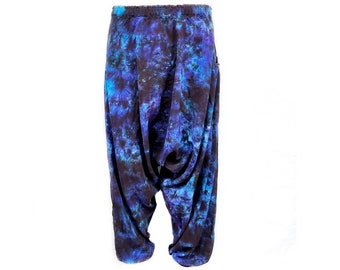 Peut inclure: Pantalon bleu et noir tie-dye avec une coupe ample et fluide. Le pantalon a une taille élastiquée et une jambe large.