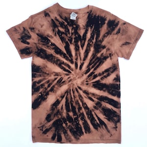 Puede incluir: Una camiseta tie-dye marrón y negra con un patrón en espiral.
