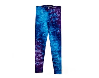 Peut inclure: Leggings en tie-dye violet et bleu. Les leggings ont un motif en spirale.