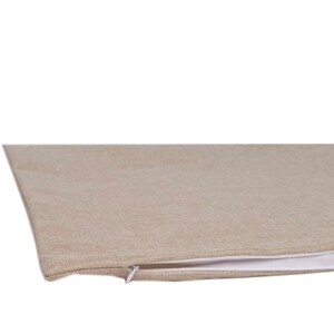 Puede incluir: Una funda de almohada de lino beige con cierre de cremallera.
