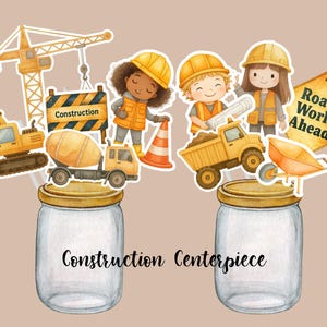 Könnte beinhalten: Aquarell-Illustration eines Bau-Themen-Mittelstücks. Das Design zeigt Baufahrzeuge, Arbeiter und Schilder über Glasbehältern. Der Text "Construction Centerpiece" ist in einer Schreibschrift geschrieben.