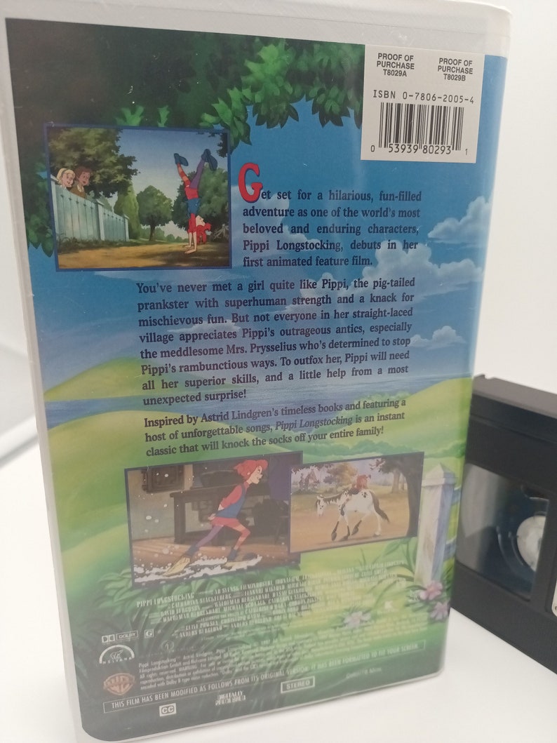 K&ouml;nnte beinhalten: Eine VHS-Kassette des Zeichentrickfilms "Pippi Langstrumpf" in einer Plastikverpackung. Die R&uuml;ckseite des Geh&auml;uses zeigt farbenfrohe Illustrationen von Pippi und Text, der die Handlung und die Charaktere des Films beschreibt. Das Band ist ein klassischer Zeichentrickfilm.