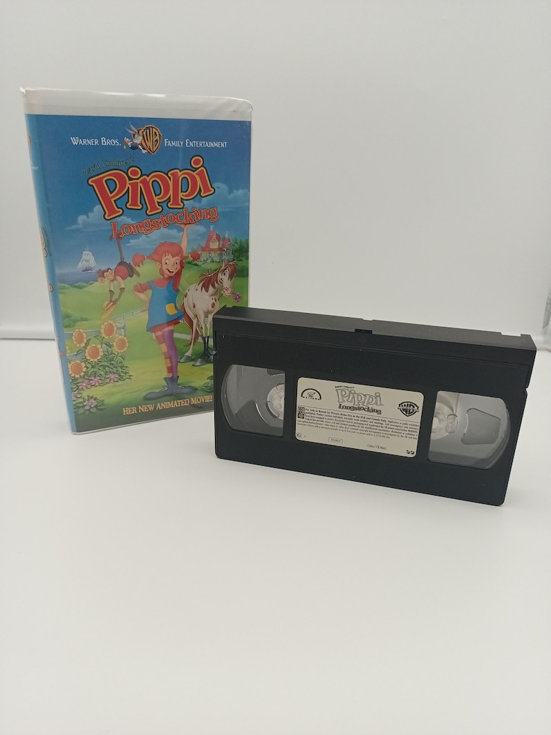 K&ouml;nnte beinhalten: Eine VHS-Kassette und ihre H&uuml;lle f&uuml;r den Zeichentrickfilm "Pippi Langstrumpf". Die H&uuml;lle ist blau mit dem Titel in Rot und Gelb. Die VHS-Kassette ist schwarz mit einem wei&szlig;en Etikett.