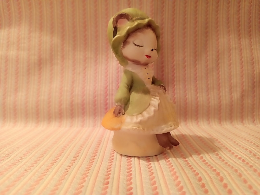 Yes there are no cats in america vintage enesco mouse sitting on