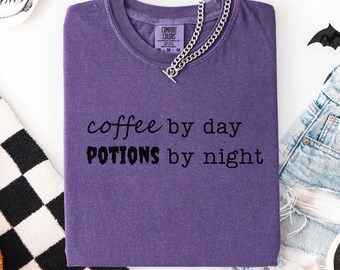 Koffie overdag, toverdranken 's nachts T-shirt | Heksenachtig koffieliefhebber Halloween T-shirt | Gezellig griezelig T-shirt | Grappig barista Halloween cadeau