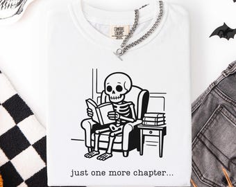 T-shirt met de tekst "Nog één hoofdstuk" | T-shirt met een skelet dat een boek leest | Halloween-T-shirt voor boekenliefhebbers | Cadeau voor boekenliefhebbers | Grappig Halloween-T-shirt met een skelet